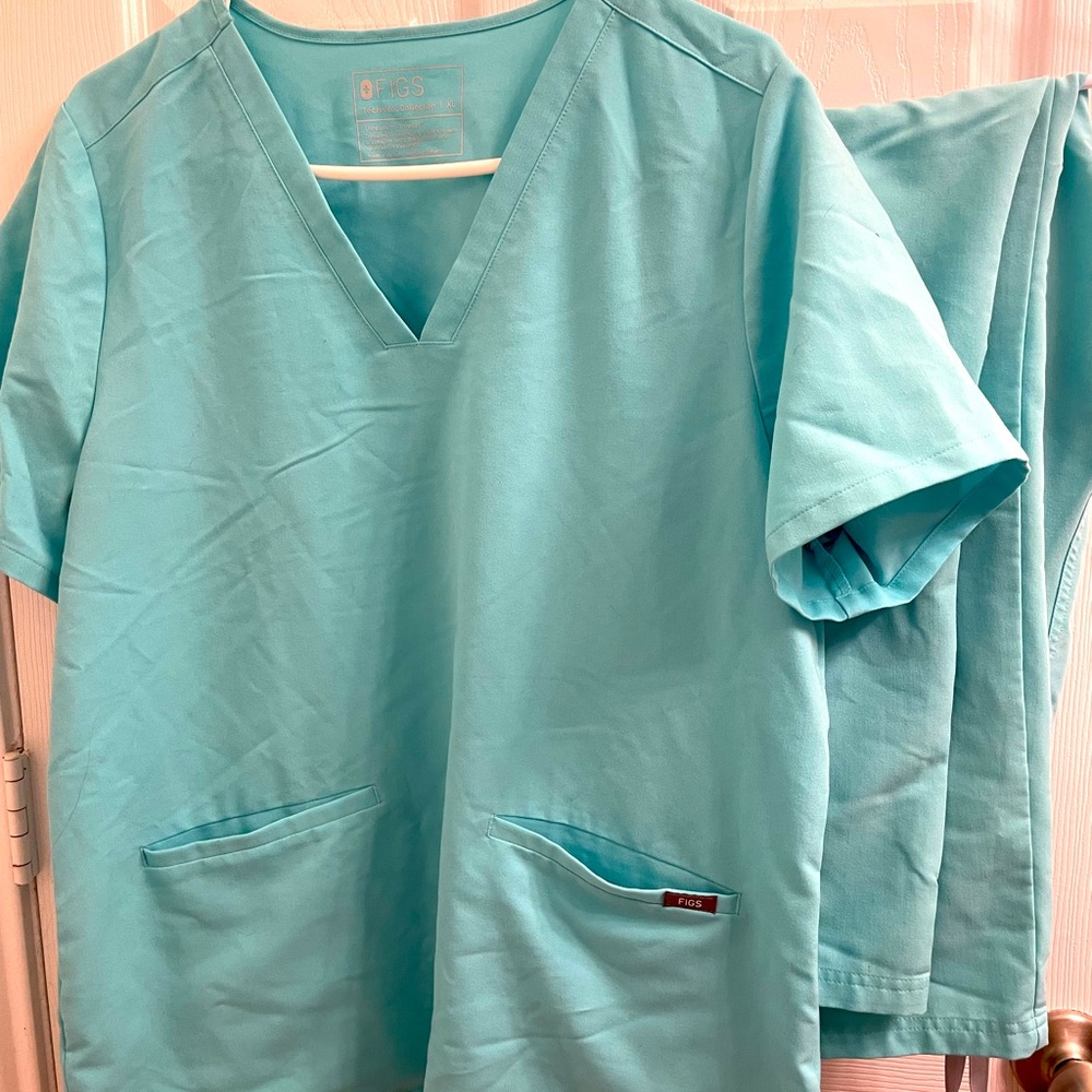 Hard to find *Aqua* FIGS *Scrub set*